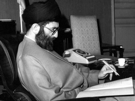 خاطرات منتشرنشده رهبر شهید از شعرخوانی در انجمن ادبی، علاقه به موسیقی و حضور در کلاس زبان