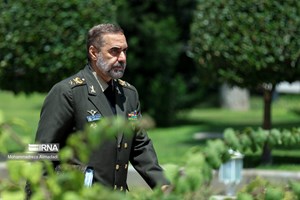 واکنش ایران به استقرار ناوشکن و جنگندههای آمریکایی در تنگه هرمز وزیر دفاع: کسی قادر به تهدید ایران مقتدر نیست/ قدرت پهپادی در دنیا هستیم