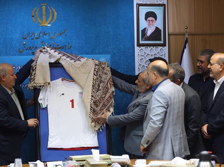 با حضور وزیر آموزش و پرورش و رییس فدراسیون فوتبال؛پیراهن تیم ملی فوتسال دانش‌آموزان رونمایی شد/ نگاه راهبردی به ورزش مدارس