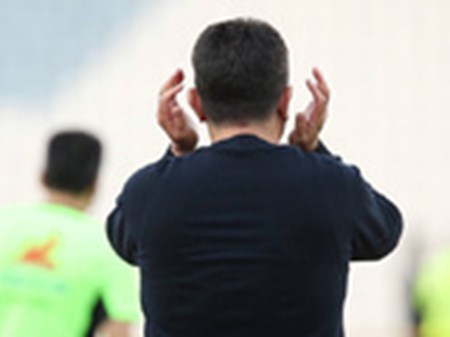 وعده جدید سرمربی تیم ملی فوتبال؛ سنگ بزرگ قلعه‌نویی این بار «کوه» شد/ مردم را افسرده نکنید شادی پیشکش!