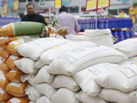 رئیس اتحادیه بنکداران مواد غذایی خبرداد: تعدیل قیمت ها با ورود برنج جدید به بازار/کمبود کالایی نداریم