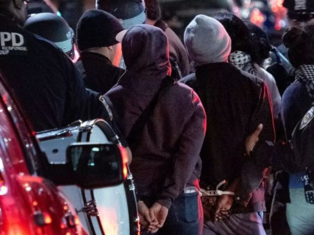تعلیق بیش از ۶۵ دانشجوی دانشگاه کلمبیا به دلیل شرکت در تظاهرات حامی فلسطین