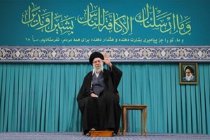 در دیدار اقشار مختلف مردم در سالروز مبعث پیامبر؛ رهبر انقلاب: ما رئیس‌جمهور آمریکا را مجرم می‌دانیم