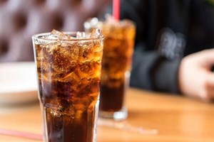 مصرف بالای نوشابه در ایران؛ وزارت بهداشت هشدار داد!
