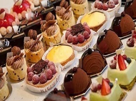 کمبودی در عرضه شیرینی نداریم/ قیمت شیرینی تابع عرضه و تقاضا