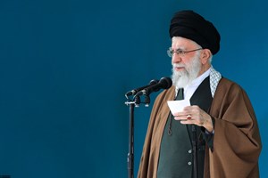 سرودهای که رهبر انقلاب در آستانه وعده صادق خواندند