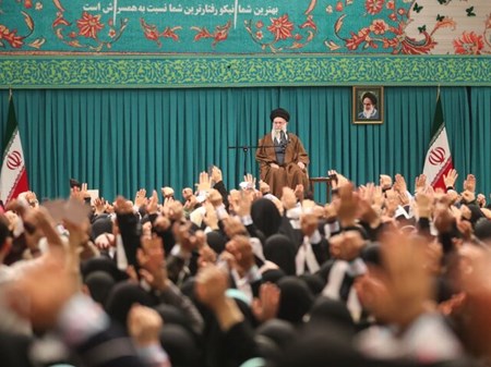 رهبر انقلاب: زن، کارگزار خانه نیست، مدیر است