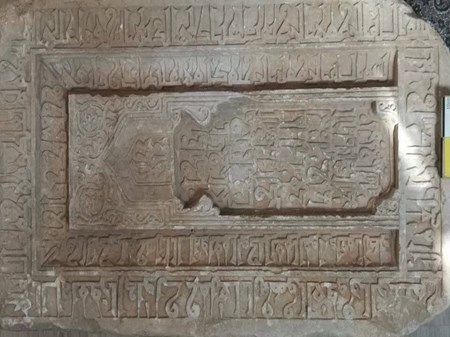 کشف سنگ قبر تاریخی در یزد