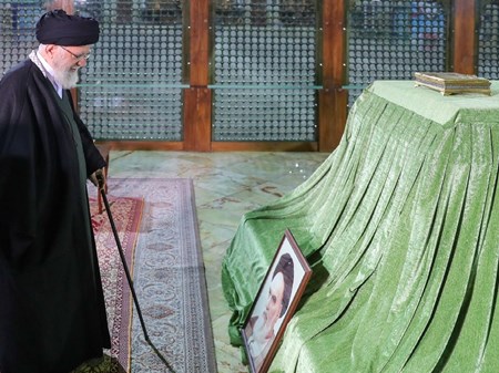 آغاز جشن پیروزی انقلاب اسلامی با حضور رهبر انقلاب در حرم مطهر امام (ره)