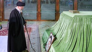 آغاز جشن پیروزی انقلاب اسلامی با حضور رهبر انقلاب در حرم مطهر امام (ره)