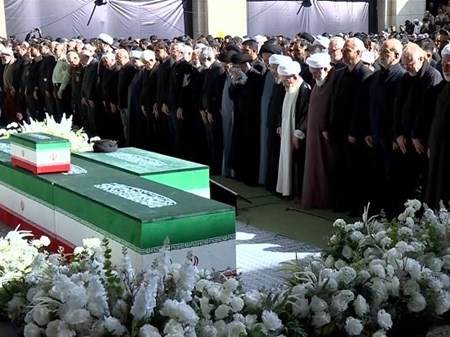 گزارش به‌روزرسانی می‌شود بدرقه میلیونی مردم/ اقامه نماز بر پیکرهای مطهر شهدا با حضور ۳ فرزند رهبر شهید