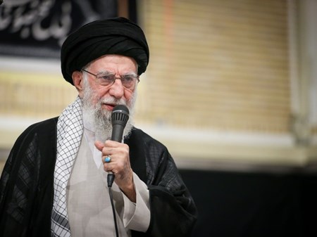 در مراسم بزرگداشت شهدای جنگ تحمیلی اخیر؛ رهبر انقلاب: به کوری دشمن خواهیم توانست ایران را به اوج ترقی و افتخار برسانیم