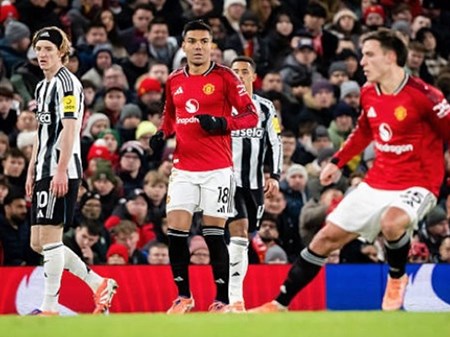 لیگ برتر انگلیس؛ منچستریونایتد ۱ - ۰ نیوکسل/ جشن کریسمس در اولدترافورد