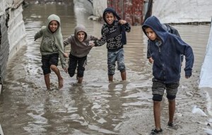 خبرگزاری صفا بررسی کرد؛ موج جدید بارش‌ها در غزه؛ چادرهای فرسوده سرپناه مناسبی در برابر باد و سرما نیستند