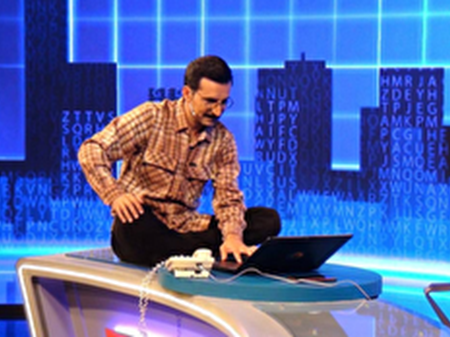 همراه با برنامه «درنگ» که با شوخی رسانه‌های غرب را نقد می‌کند