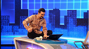 همراه با برنامه «درنگ» که با شوخی رسانه‌های غرب را نقد می‌کند