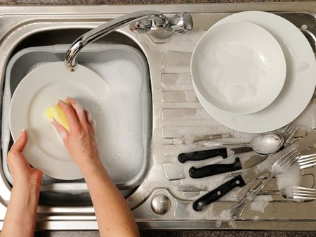 آبِ گرم یا سرد؟ صرفه‌جوییِ انرژی و تمیزیِ کاملِ ظروف