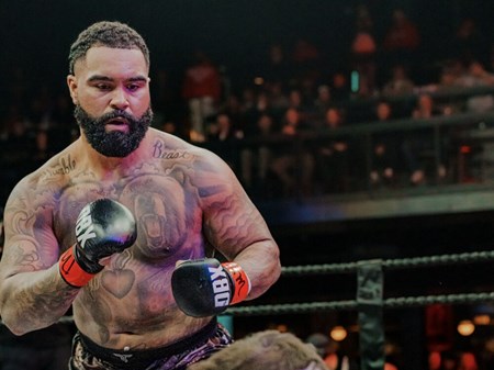 انفجار ۱۵ ثانیه‌ای استیوسون؛ قهرمان کشتی المپیک MMA را به لرزه درآورد