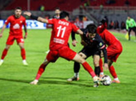 هفته سوم لیگ بیست و ششم؛ دوئل مدعیان قهرمانی در سکوت تبریز/پرسپولیس به زمین سخت رسید
