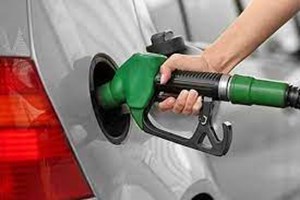 سخنگوی کمیسیون انرژی مجلس: قیمت بنزین در سال ۱۴۰۲ تغییری نمیکند