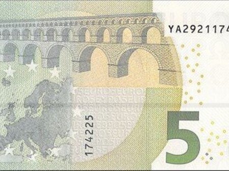 در سال آینده از هر گردشگر خارجی ۵ یورو عوارض اخذ خواهد شد