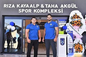 تلاش داوطلبانه چهره‌های ورزشی؛ حضور ستارگان کشتی ترکیه برای امداد و نجات در مناطق زلزله