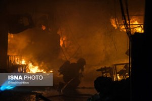 رئیس سازمان آتش‌نشانی اهواز خبر داد: آتش‌سوزی در انبارهای بنکداران اهواز /تلاش برای جلوگیری از سرایت آتش به دیگر انبارها