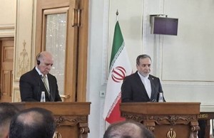 در نشست خبری مشترک با فواد حسین؛ عراقچی: تخلیه عین‌الاسد نشانه‌ای از تقویت ثبات در عراق است