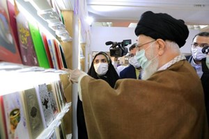 بازدید از نمایشگاه کتاب/ رهبر انقلاب: غلبه داستانهای خارجی مربوط به کودک عیب بزرگی است