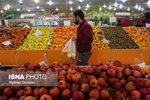 رئیس اتحادیه فروشندگان میوه و سبزی عنوان کرد: قیمتهای مناسب در بازار میوه و صیفی/ برای تامین میوههای شب یلدا مشکلی نداریم