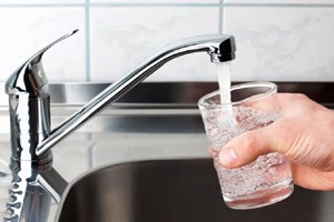 یکی از مدیران وزارت بهداشت: سلامت آب آشامیدنی به طور مکرر سنجش می‌شود