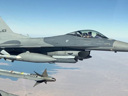 جنگنده‌های عراق دو مخفیگاه داعش را نابود کردند