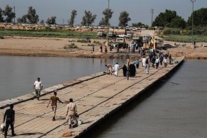 با حضور استاندار خوزستان؛ پل شناور دهستان عنافچه شهرستان باوی نصب شد