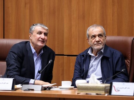 پزشکیان در دیدار با مدیران صنعت هسته‌ای کشور؛ دولت با تمام توان از توسعه صنعت هسته‌ای صلح‌آمیز کشور حمایت می‌کند/ تأسیسات هسته‌ای را دوباره و با قدرت بیشتری می‌سازیم