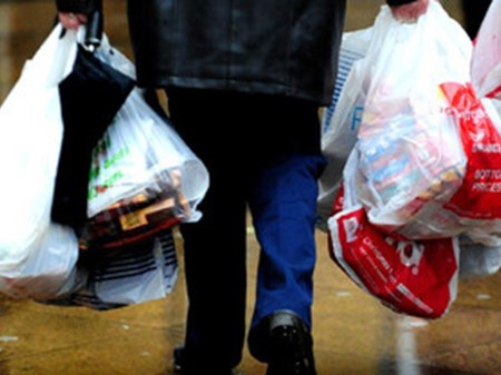لزوم ممنوعیت عرضه کیسه پلاستیکی رایگان در فروشگاه‌های زنجیره‌ای