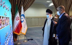 بازدید رهبر انقلاب از نمایشگاه دستاوردهای صنعت هستهای کشور