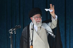رهبر انقلاب اسلامی در خطبههای نماز عید سعید فطر بر سه راهبرد اساسی تاکید کردند: همدلی و همافزایی قوای سهگانه، تمرکز بر حل مسئله و پرهیز از حواشی، اتحاد مردم