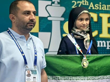 شطرنج‌باز دختر ایرانی با حجاب چادر بر روی سکوی جهانی