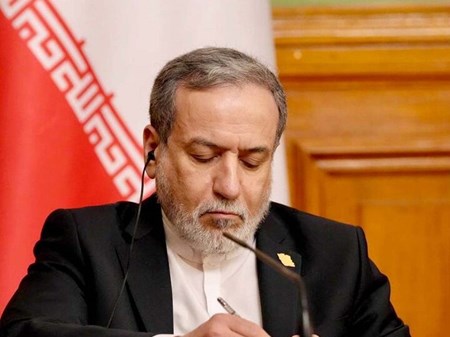 در یادداشتی برای ودوموستی؛ عراقچی: ایران برنامه‌ای۷ روزه برای بازگشایی تنگه هرمز در صورت رفع تهدیدهای نظامی ارائه کرد