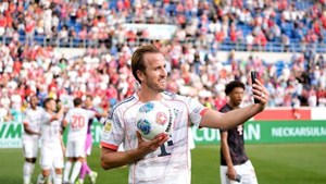 هری کین روی دست هالند و رونالدو بلند شد