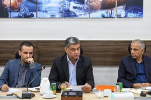 رئیس اتحادیه صنف موسسات اتومبیل‌کرایه اهواز اعلام کرد: قانون هوای پاک‌ دستاویز شهرداری برای صدور مجوز فعالیت وانت‌بارها شده است